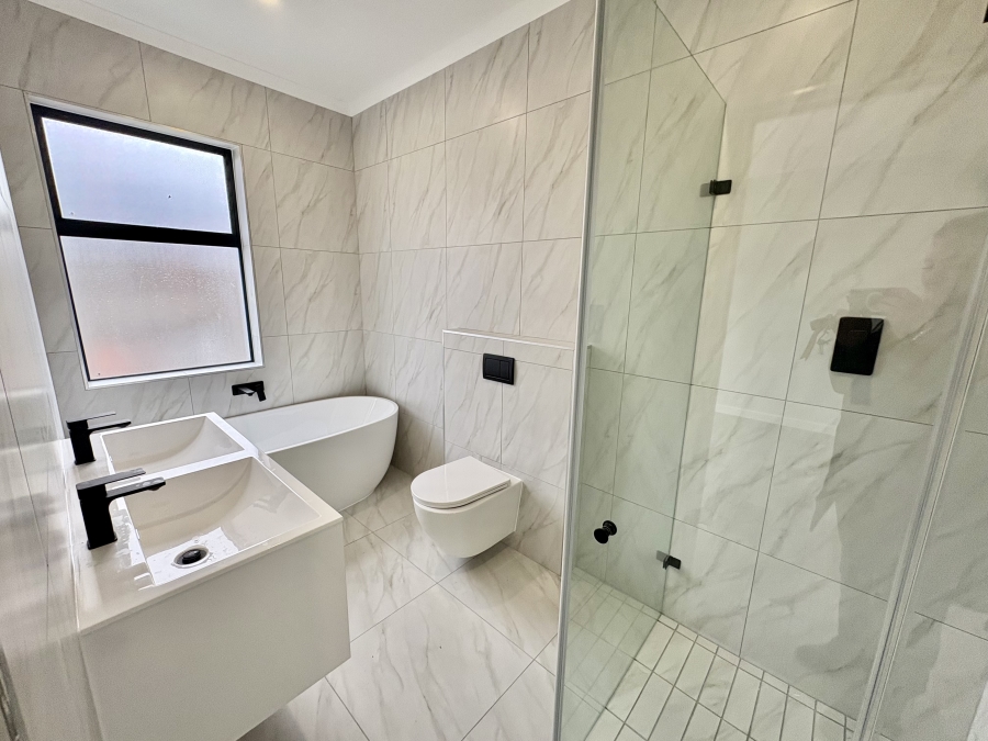 To Let 4 Bedroom Property for Rent in Sandown Western Cape